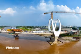 Cận cảnh cầu Đuống mới chuẩn bị hợp long, thông xe trong tháng Chín