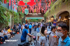 Đông đảo người dân, du khách tới mua kem Tràng Tiền trước ngày đóng cửa cơ sở