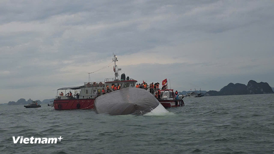 Tại hiện trường, lực lượng cứu hộ phát hiện tàu du lịch mang số hiệu QN-7105 bị lật úp