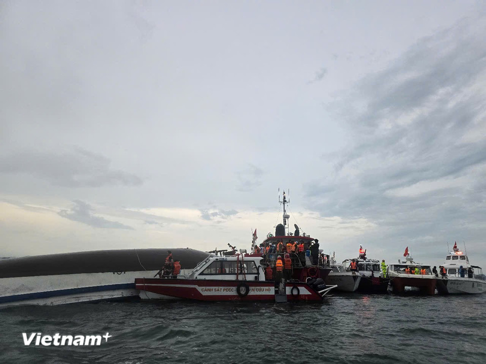 Lực lượng cứu hộ đang tìm cách tiếp cận với tàu để tìm kiếm người sống sót.