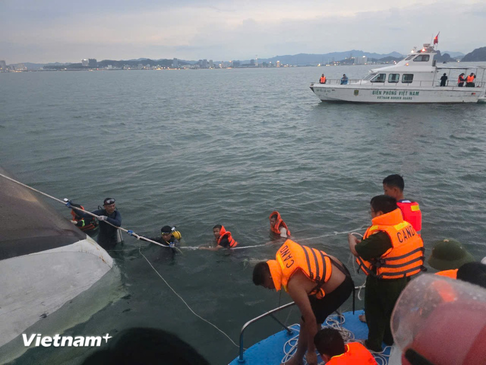 Thợ lặn của lực lượng cứu hộ đang tìm kiếm người sống sót.