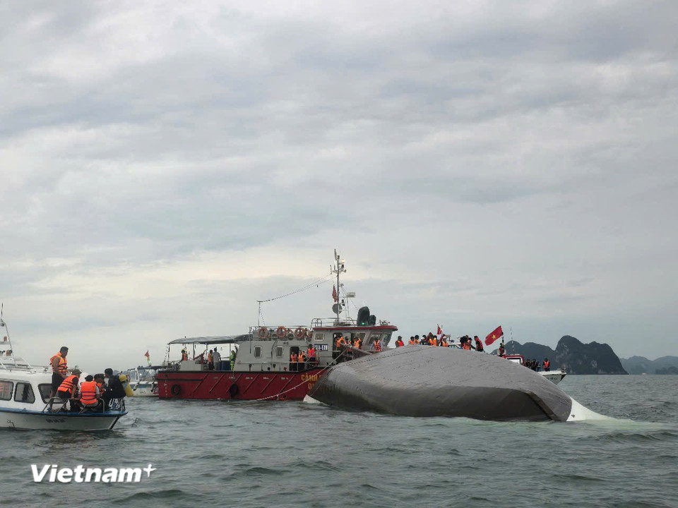 Tại hiện trường, lực lượng cứu hộ phát hiện tàu du lịch mang số hiệu QN-7105 bị lật úp