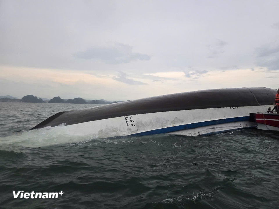 Tại hiện trường, lực lượng cứu hộ phát hiện tàu du lịch mang số hiệu QN-7105 bị lật úp