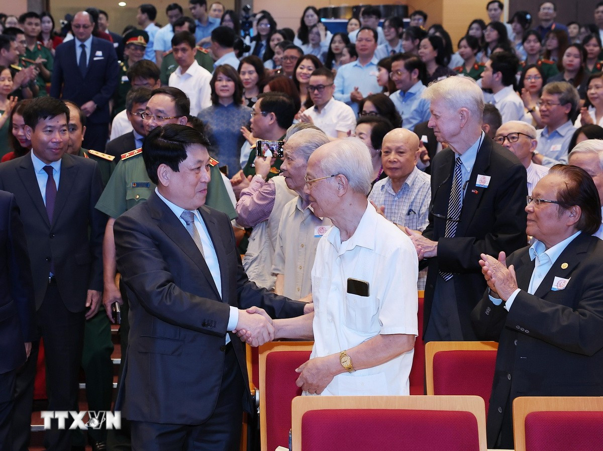 ttxvn-chu-tich-nuoc-luong-cuong-du-hoi-thao-khoa-hoc-ve-vai-tro-cua-ngoai-giao-ky-niem-50-nam-thong-nhat-dat-nuoc-1.jpg