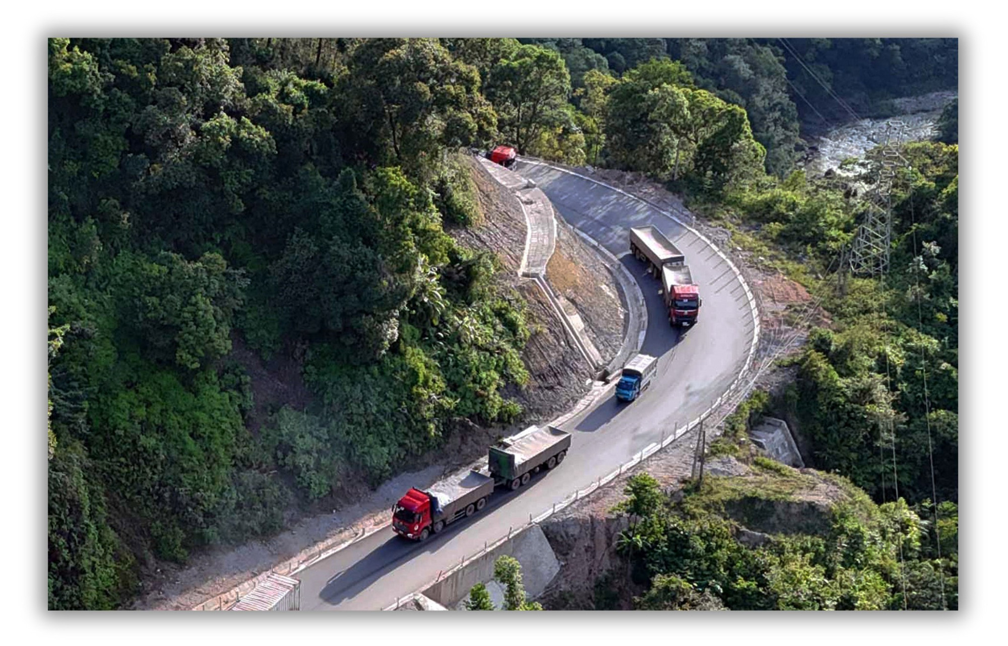 Đoàn xe nối thùng đổ đèo trên Quốc lộ 8A đoạn qua tỉnh Hà Tĩnh trước khi về Cảng Cửa Lò, Nghệ An. (Ảnh: Hữu Quyết/TTXVN) halv-mega-3-16.png