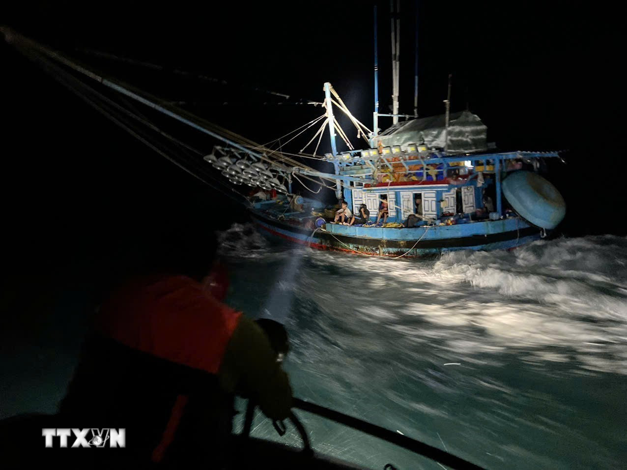 Lực lượng bảo vệ rừng chuyên trách Trạm Côn Sơn, Phòng Bảo tồn và Hợp tác Quốc tế-Ban quản lý Vườn quốc gia Côn Đảo truy đuổi tàu cá sử dụng đèn pha công suất lớn để đánh bắt cá cơm trái phép trong hợp phần bảo tồn biển. (Ảnh: TTXVN phát)
