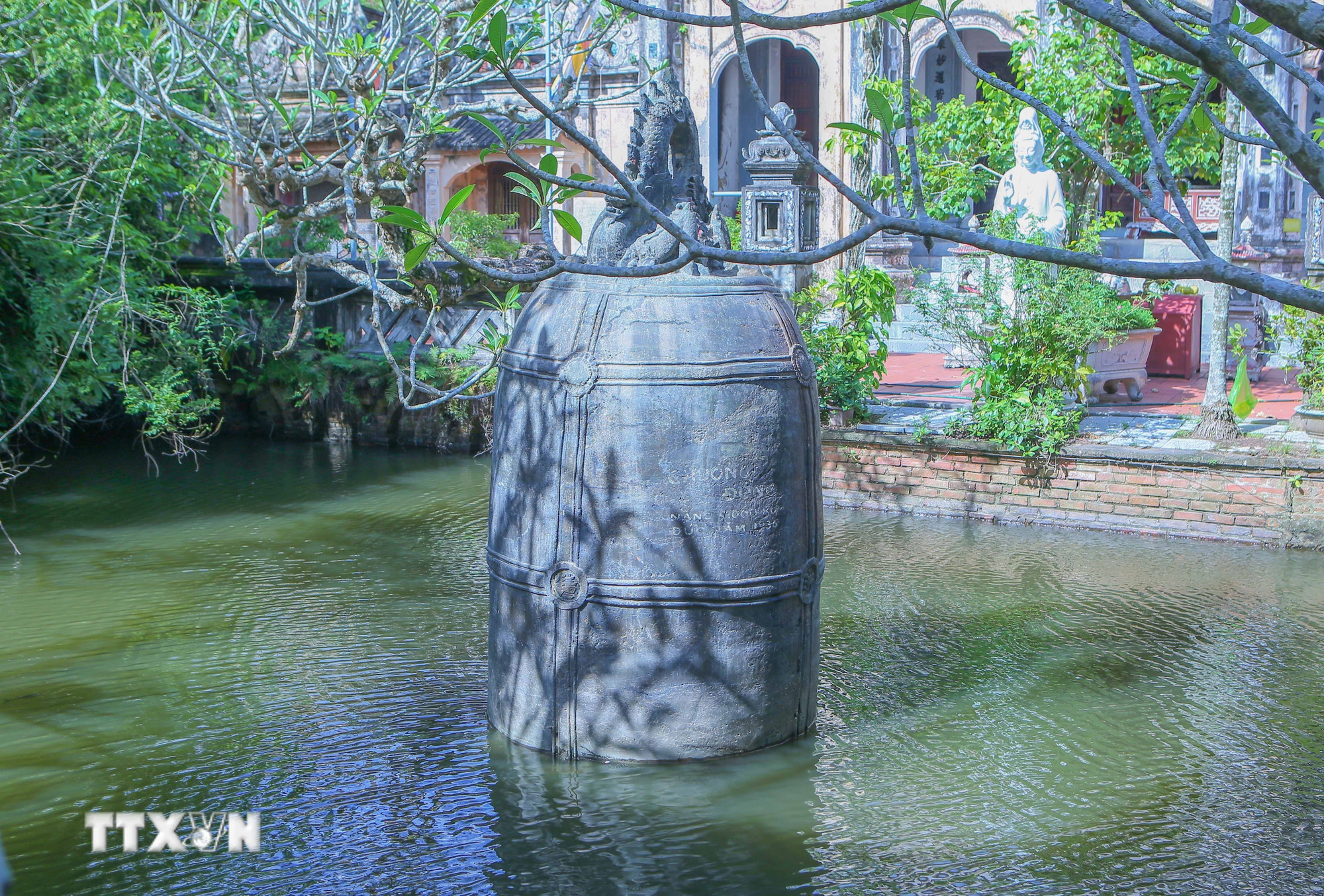 The Dai Hong Chung bell, weighing 9,000 kg and 4.2 m high, is placed in the middle of the lake at Co Le Pagoda. This is one of the largest bells in Vietnam. (Photo: Cong Luat/VNA) ttxvn-bao-ton-va-phat-huy-gia-tri-van-hoa-tai-di-tich-quoc-gia-dac-biet-chua-co-le-ninh-binh-8277616-3.jpg