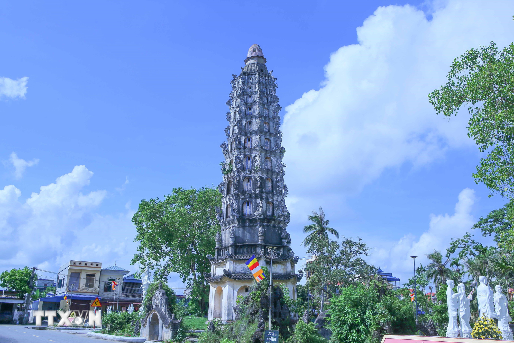 The Nine-Piece Lotus Tower at Co Le Pagoda was built in 1927 with typical Buddhist architecture. (Photo: Cong Luat/VNA) ttxvn-bao-ton-va-phat-huy-gia-tri-van-hoa-tai-di-tich-quoc-gia-dac-biet-chua-co-le-ninh-binh-8277616-5.jpg