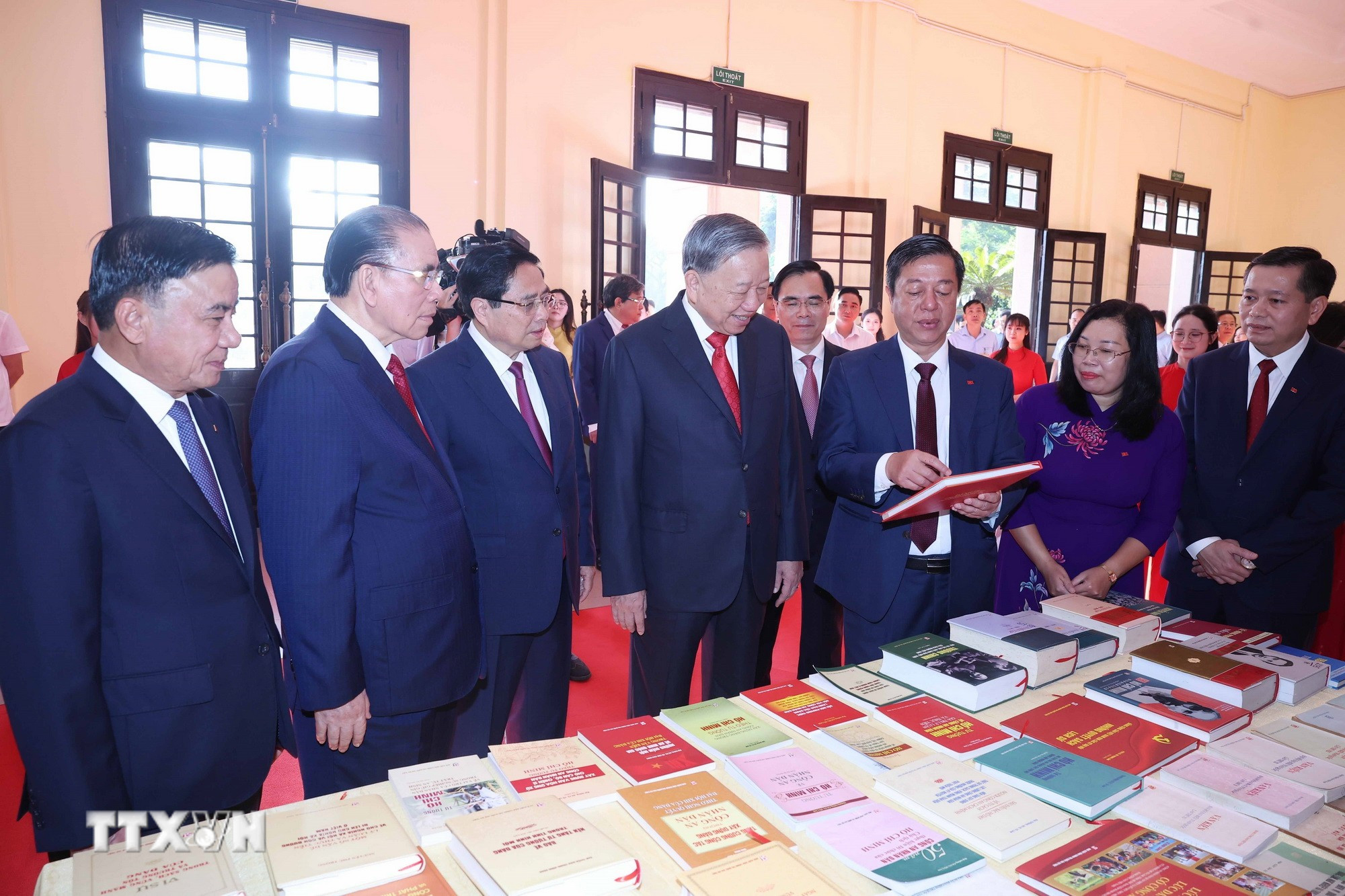 Tổng Bí thư Tô Lâm và các đồng chí lãnh đạo, nguyên lãnh đạo Đảng, Nhà nước xem trưng bày sách tại Đại hội. (Ảnh: Thống Nhất/TTXVN) ttxvn-tong-bi-thu-to-lam-du-dai-hoi-dai-bieu-dang-bo-cac-co-quan-dang-trung-uong-lan-thu-nhat-8292849-3.jpg