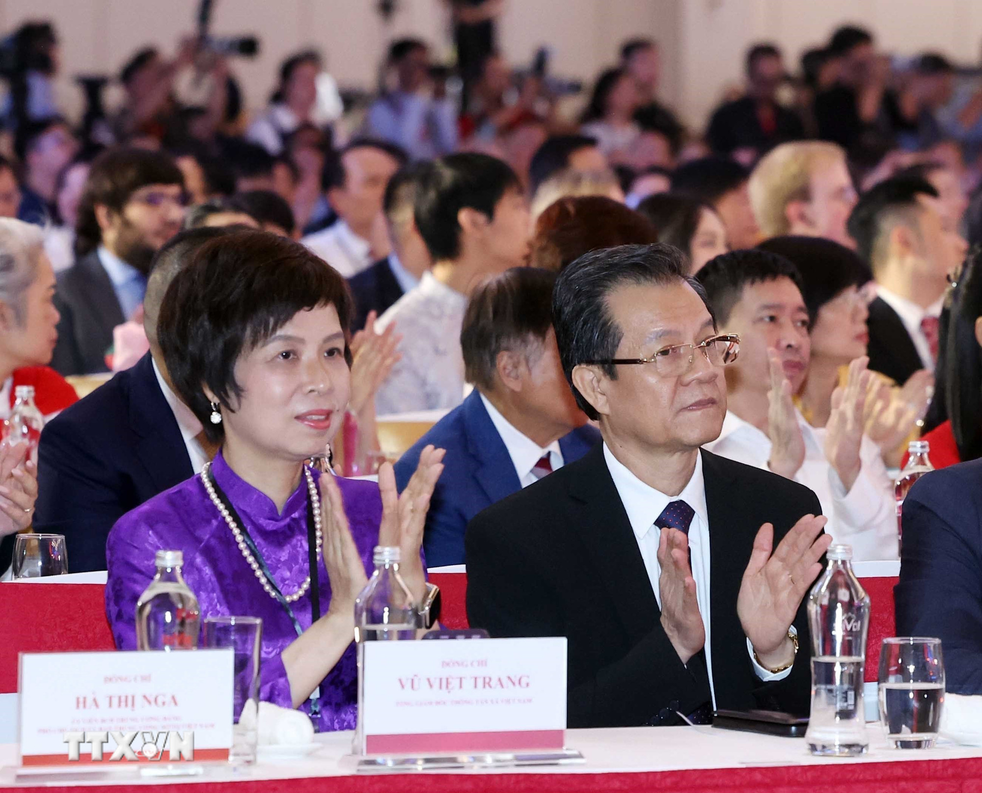 代表団は「独立・自由・幸福の旅80年」展の開会式に出席した。(写真:トン・ニャット/VNA) ttxvn-tong-bi-thu-va-thu-tuong-du-le-khai-mac-trien-lam-80-nam-hanh-trinh-doc-lap-tu-do-hanh-phuc-8239784-3.jpg
