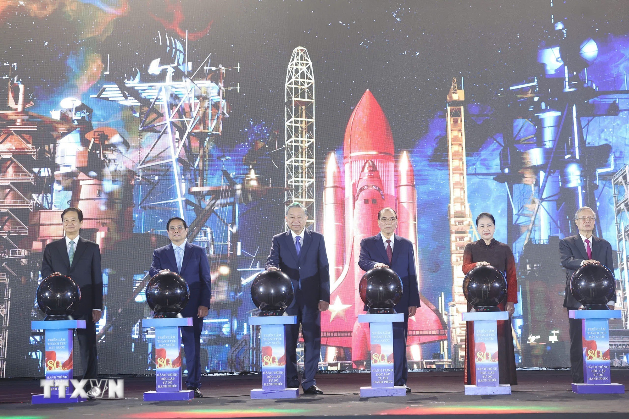 Tổng Bí thư Tô Lâm, Thủ tướng Phạm Minh Chính cùng các đồng chí Lãnh đạo, nguyên Lãnh đạo Đảng, Nhà nước thực hiện nghi thức khai mạc Triển lãm thành tựu đất nước. (Ảnh: Thống Nhất/TTXVN)