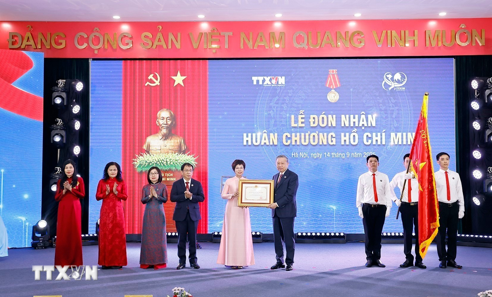 អគ្គលេខាធិកា To Lam ប្រគល់បញ្ជារហូជីមិញដល់ទីភ្នាក់ងារសារព័ត៌មានវៀតណាមជាលើកទី៣។ (រូបថត៖ Doan Tan/VNA) ttxvn-tong-bi-thu-to-lam-du-le-ky-niem-80-nam-ngay-truyen-thong-thong-tan-xa-viet-nam-8274091.jpg