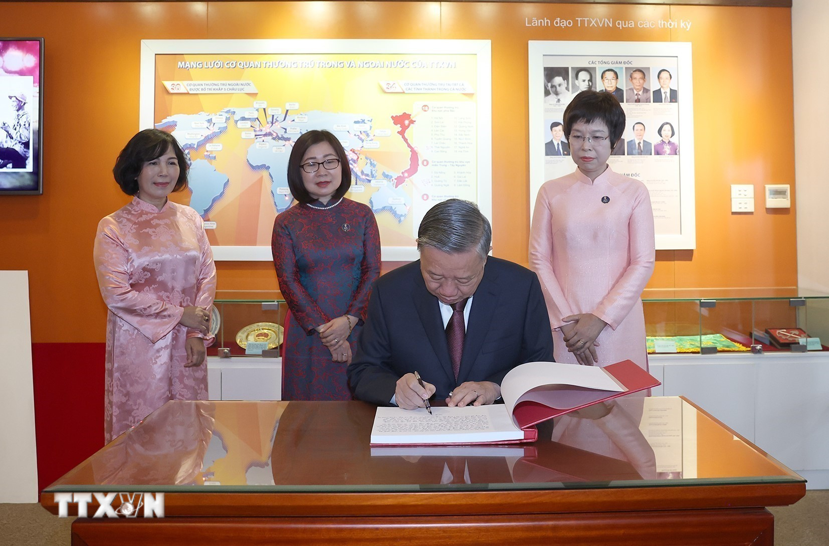 ttxvn-tong-bi-thu-to-lam-du-la-ceremony-to-commemorate-80-year-day-of-media-of-vietnam-8273988-1.jpg