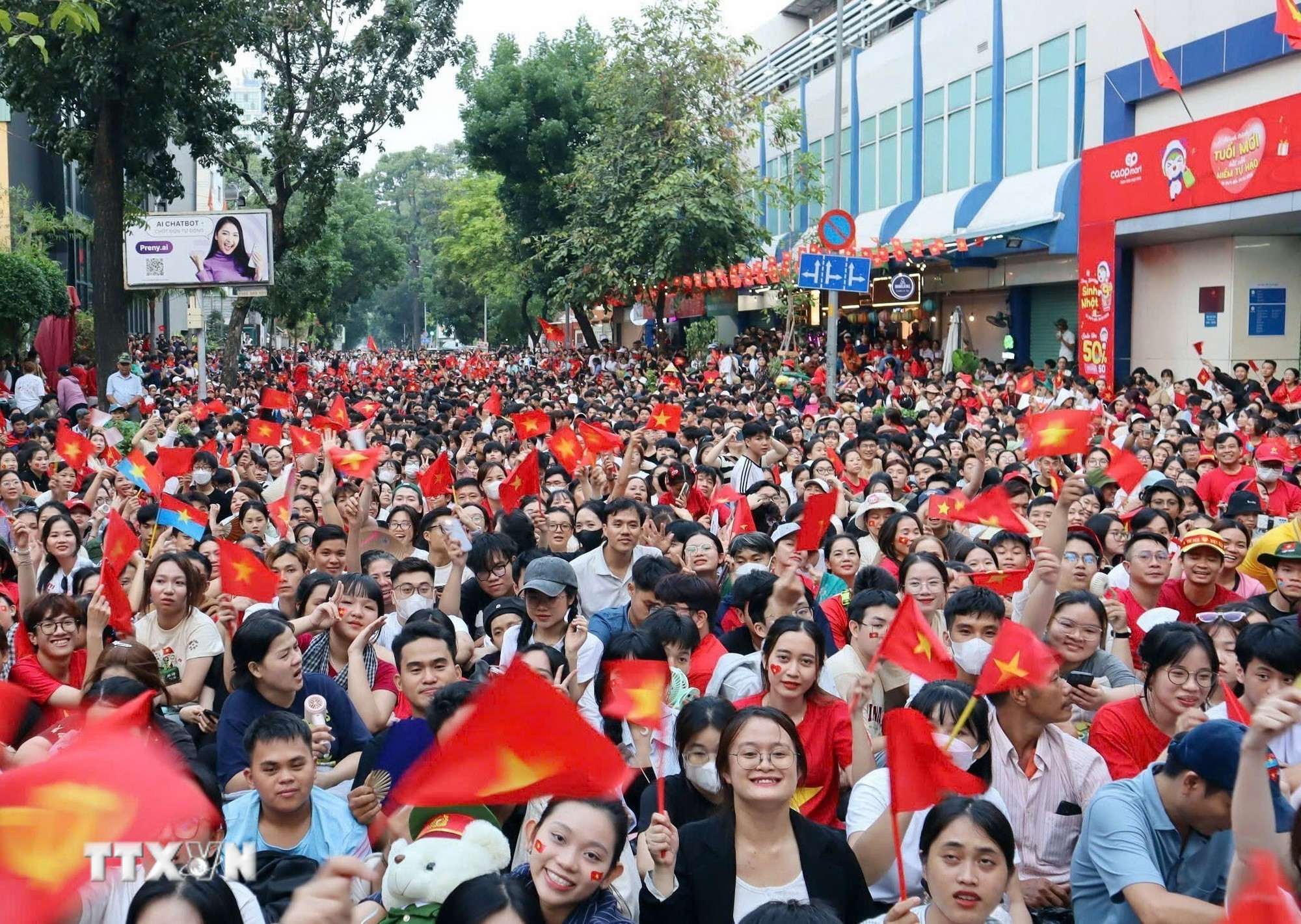 Người dân tới xem diễu binh, diễu hành kỷ niệm 50 năm ngày giải phóng miền Nam, thống nhất đất nước. (Ảnh: Xuân Anh/TTXVN) ttxvn-nguoi-dan-tphcm-le-ky-niem-50-nam-8.jpg