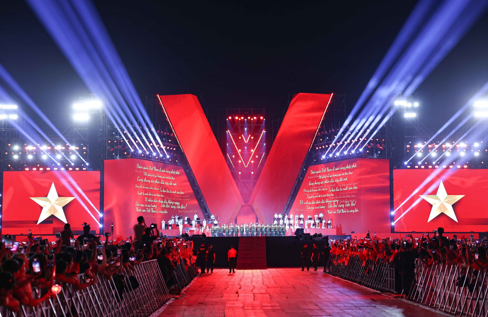 Cả khán đài chung nhịp đập cùng hòa vang bài Tiến quân ca. (Ảnh: Thanh Tùng/TTXVN)