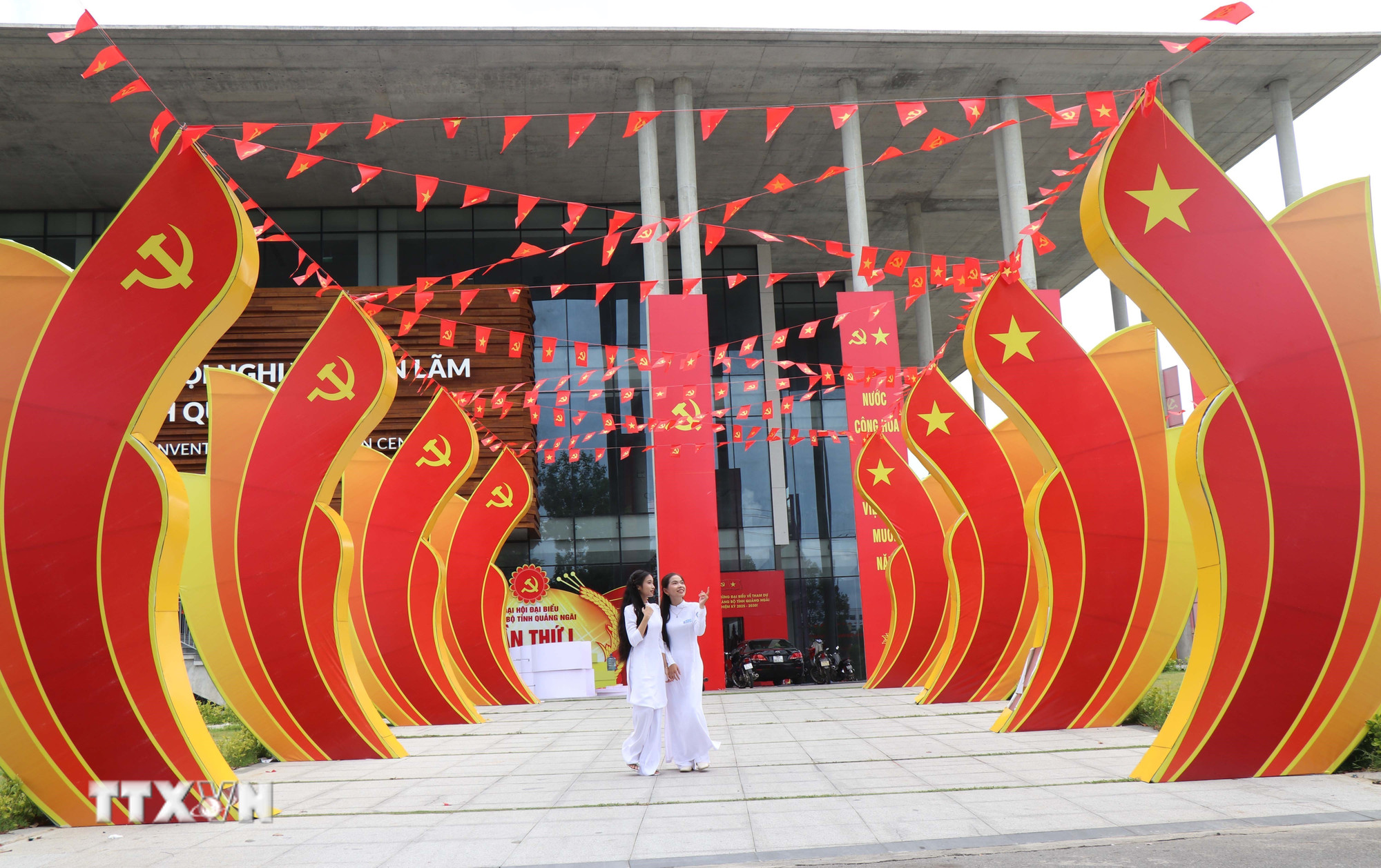 Kết luận của Bộ Chính trị về lãnh đạo, chỉ đạo tổ chức đại hội đảng bộ các cấp