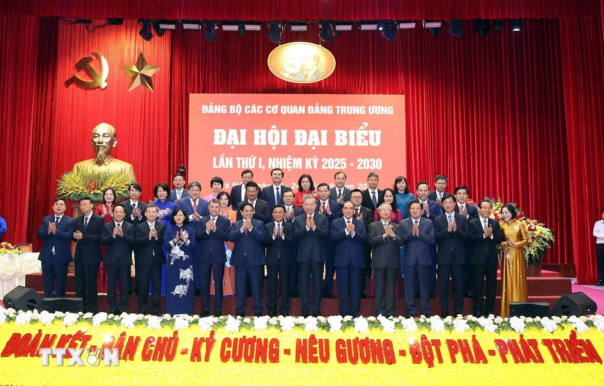 Tổng Bí thư Tô Lâm, các đồng chí lãnh đạo, nguyên lãnh đạo Đảng, Nhà nước và các đại biểu dự Đại hội. (Ảnh: Thống Nhất/TTXVN) ttxvn-tien-toi-dai-hoi-xiv-cua-dang-dai-hoi-dai-bieu-dang-bo-cac-co-quan-dang-trung-uong-lan-thu-nhat-8293348-10.jpg