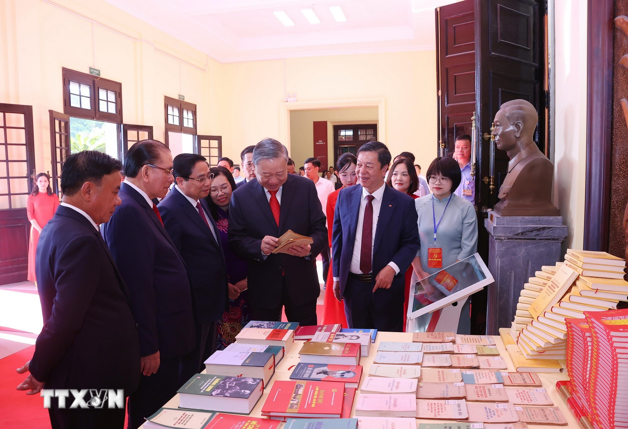 Tổng Bí thư Tô Lâm và các đại biểu tham quan khu trưng bày sách tại Đại hội. (Ảnh: Văn Điệp/TTXVN) ttxvn-tien-toi-dai-hoi-xiv-cua-dang-dai-hoi-dai-bieu-dang-bo-cac-co-quan-dang-trung-uong-lan-thu-nhat-8292985-1.jpg