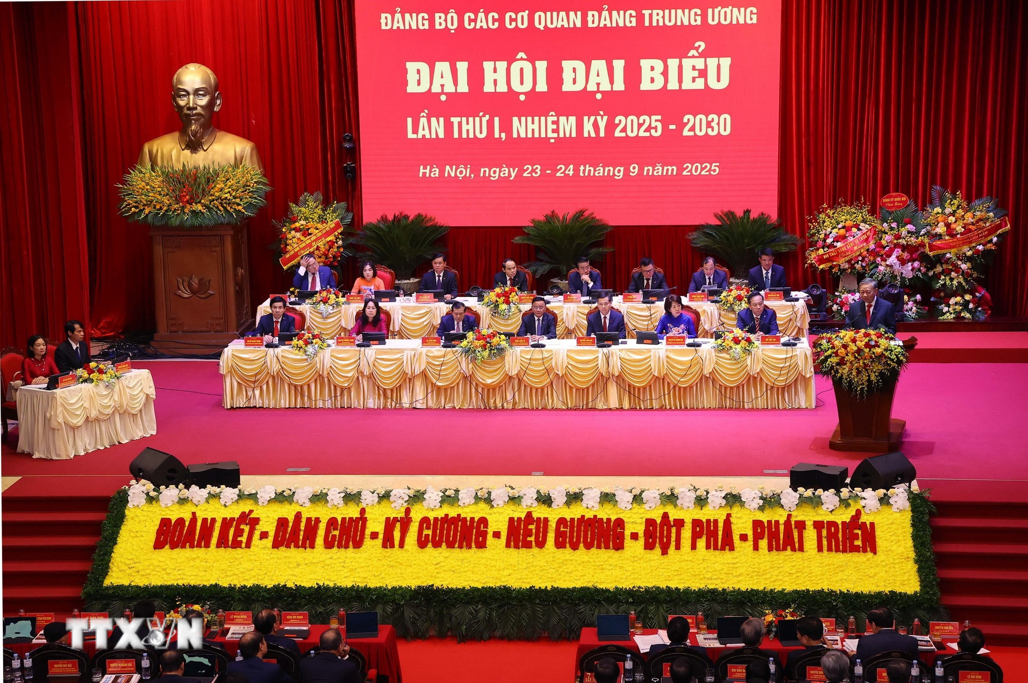 Tổng Bí thư Tô Lâm phát biểu chỉ đạo Đại hội. (Ảnh: Văn Điệp/TTXVN) ttxvn-tien-toi-dai-hoi-xiv-cua-dang-dai-hoi-dai-bieu-dang-bo-cac-co-quan-dang-trung-uong-lan-thu-nhat-8293348-2.jpg