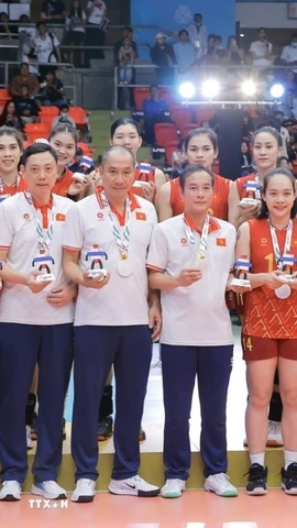 Đội tuyển bóng chuyền nữ Việt Nam giành HCB tại SEA Games 33. (Ảnh: Minh Quyết/TTXVN)