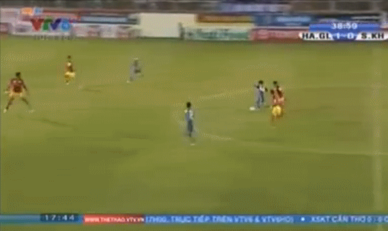 Cận cảnh Công Phượng ghi bàn thắng đầu tiên tại V-League 2015 ảnh 2