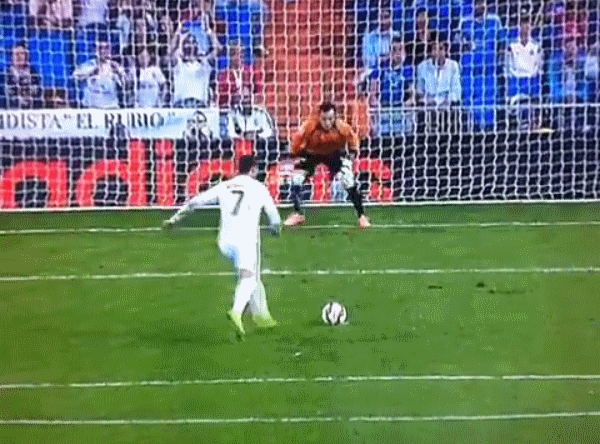 Cận cảnh Ronaldo lập "poker" trong trận đại thắng của Real ảnh 4