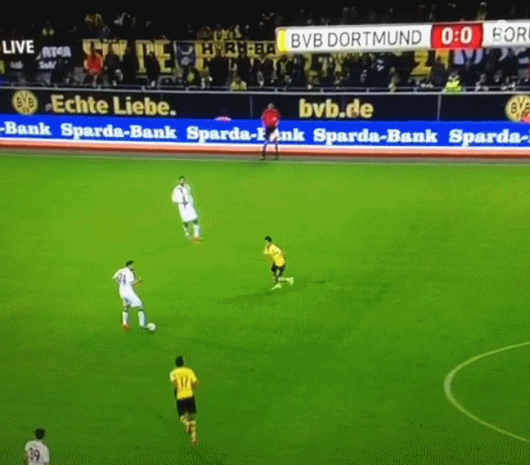 Tuyển thủ Đức Kramer sút tung lưới đội nhà từ giữa sân ảnh 2