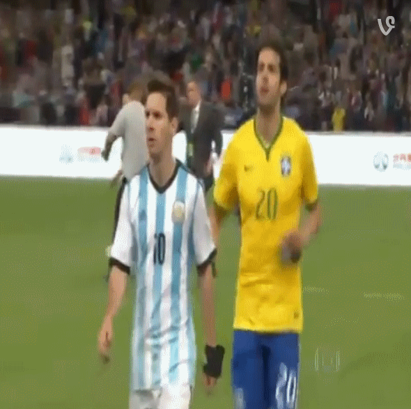 Lionel Messi khó chịu ra mặt trước hành động xoa đầu của Kaka ảnh 2