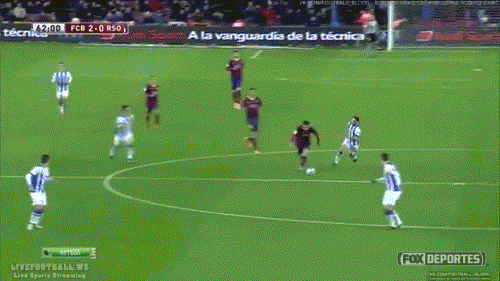 Messi bị hậu vệ Sociedad quật ngã như trên sới vật ảnh 1