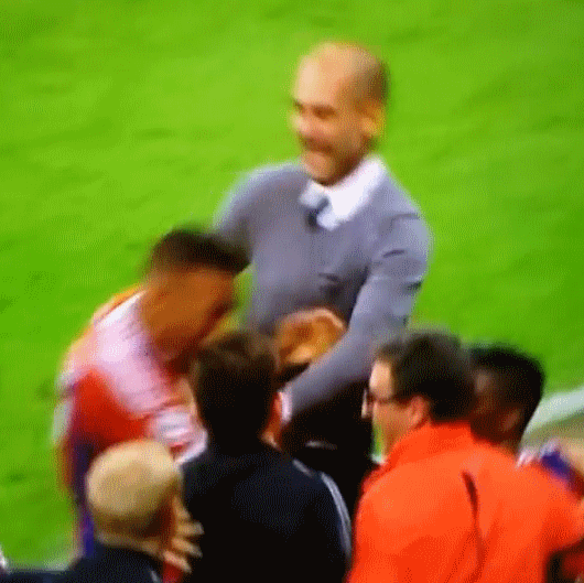 Pep Guardiola "phát cuồng" bóp cổ Boateng ăn mừng chiến thắng ảnh 4