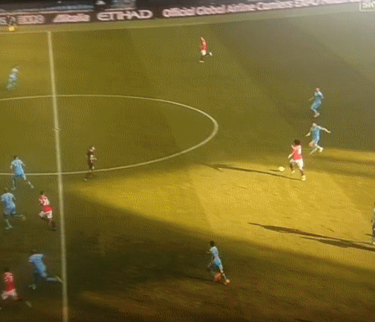 Fellaini tái hiện pha đi bóng mang thương hiệu Zinedine Zidane ảnh 2