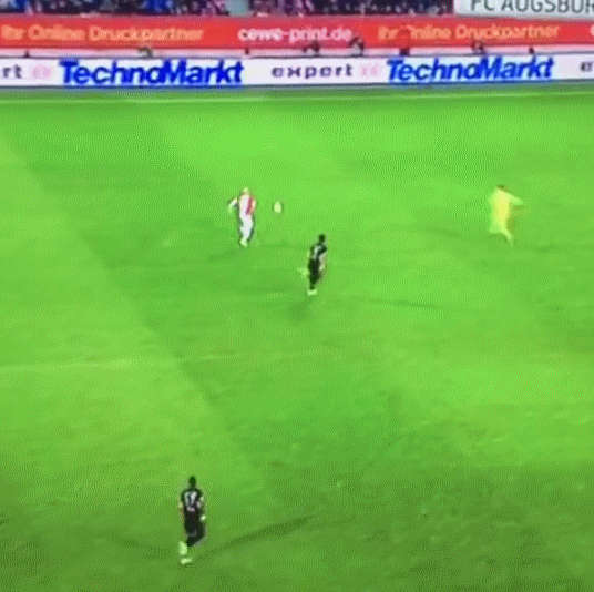 Manuel Neuer lại bỏ khung thành, dọa "tấn công" cậu bé nhặt bóng ảnh 2