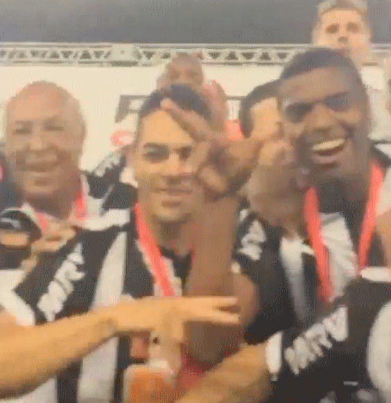 Ronaldinho "tự sướng" trên bục vô địch Copa Sudamericana ảnh 2