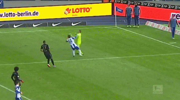 Neuer phô diễn kỹ thuật và tái hiện pha ghi bàn của Van Persie ảnh 3