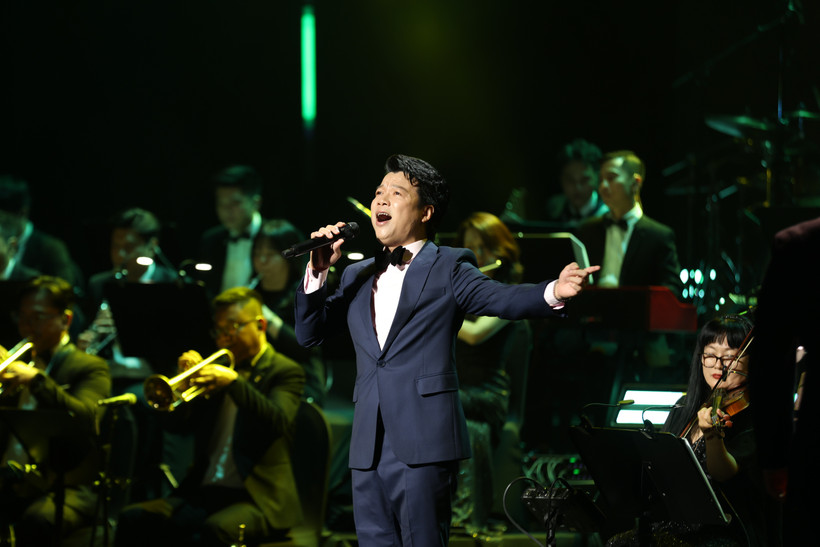 Ca sỹ-chiến sỹ Vũ Thắng Lợi trong đêm nhạc "Mùa chim én bay." (Ảnh: PV/Vietnam+) 