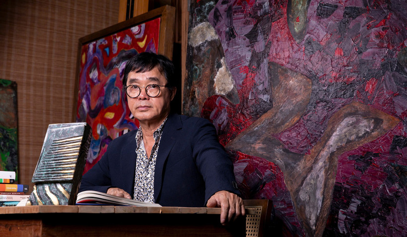 Họa sỹ Đinh Phong tự học bằng cách xem, đọc, trao đổi với nghệ sỹ đi trước, nuôi dưỡng sự ngưỡng mộ và tinh thần khám phá không ngừng. (Ảnh: NVCC)