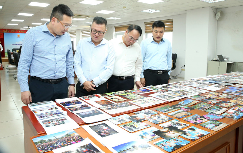 Các giám khảo chấm chung khảo Giải Báo chí toàn quốc “Vì sự nghiệp phát triển Văn hóa Việt Nam” lần thứ Ba. (Ảnh: Trần Huấn)