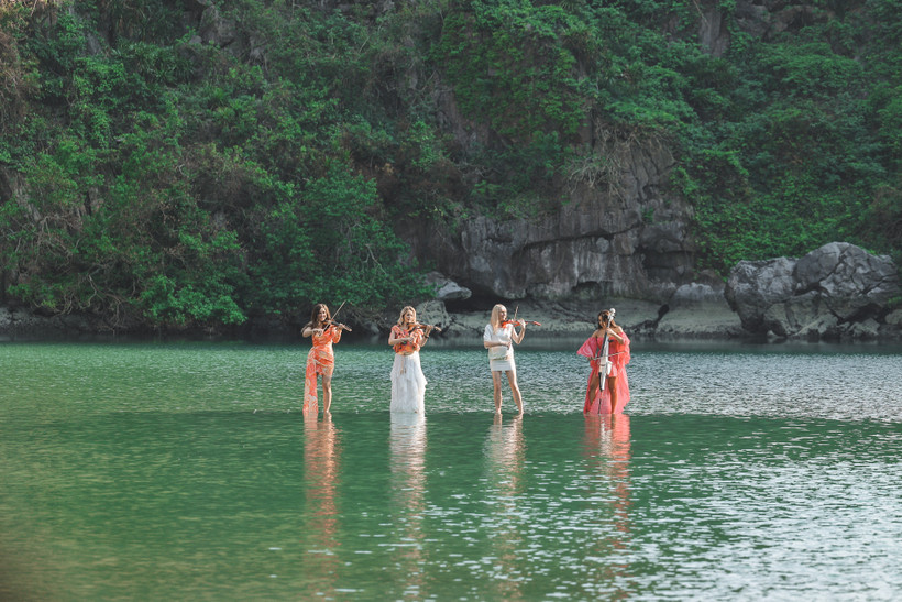 Nhóm Bond biểu diễn trên mặt nước Vịnh Hạ Long. (Ảnh: NSX)