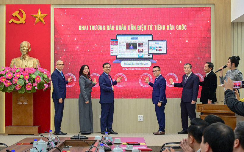 Các đại biểu cùng bấm nút khai trương Báo Nhân Dân điện tử tiếng Hàn Quốc, đánh dấu mốc ấn phẩm điện tử tiếng nước ngoài thứ 6 của Báo Nhân Dân chính thức hòa mạng internet. (Ảnh: PV/Vietnam+)