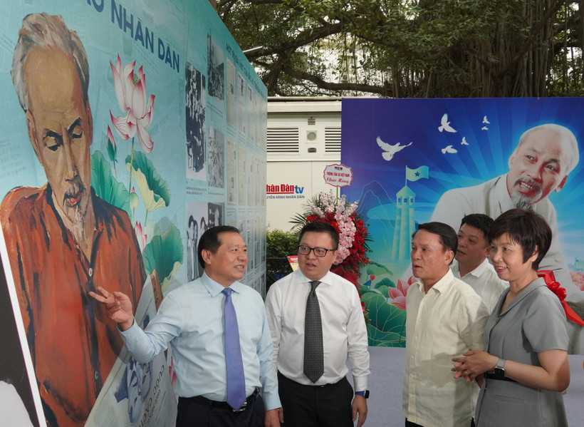 Các đại biểu tham quan triển lãm. (Ảnh: PV/Vietnam+)