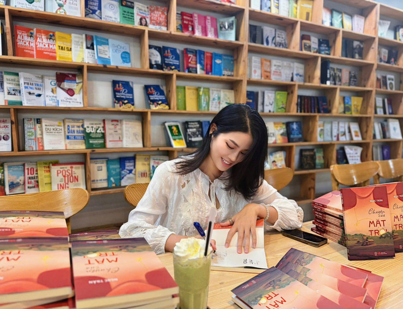 Tác giả Ngọc Trần ký tặng sách cho độc giả. (Ảnh: NVCC)