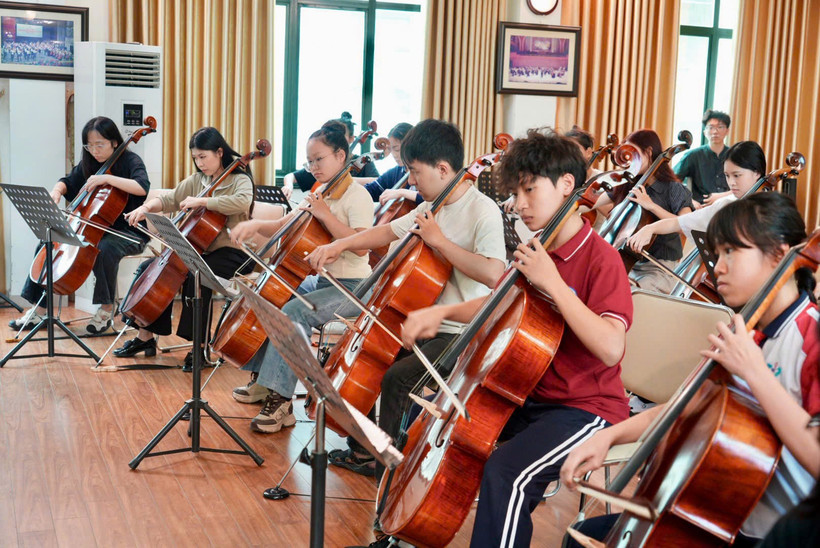 Buổi tập luyện của các giảng viên, học sinh, sinh viên xuất sắc của khoa chuẩn bị cho chương trình hòa nhạc. (Ảnh: PV/Vietnam+)