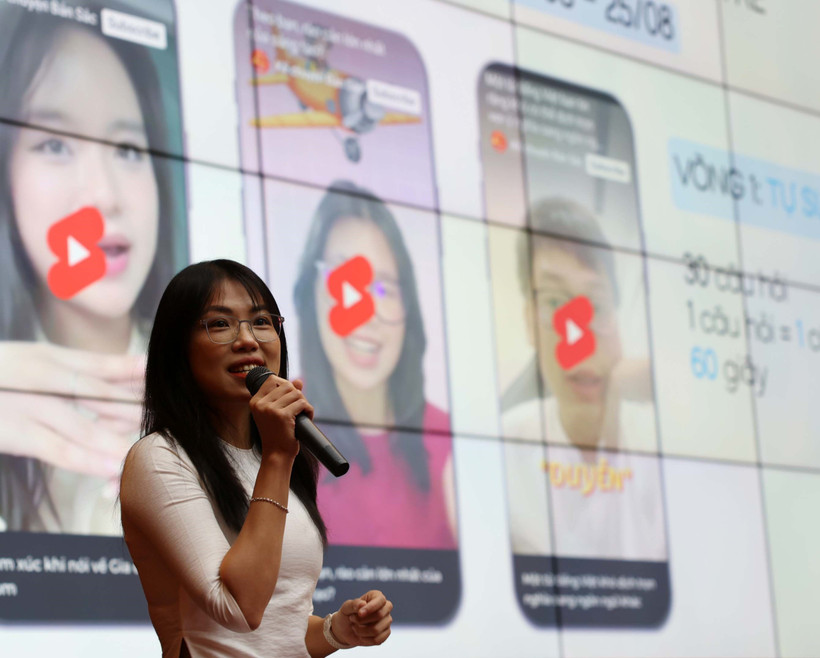 Đại diện Ban Tổ chức giới thiệu các phương thức sáng tạo trên nền tảng số để tham dự cuộc thi "Bản sắc". (Ảnh: Thanh Tùng/TTXVN)