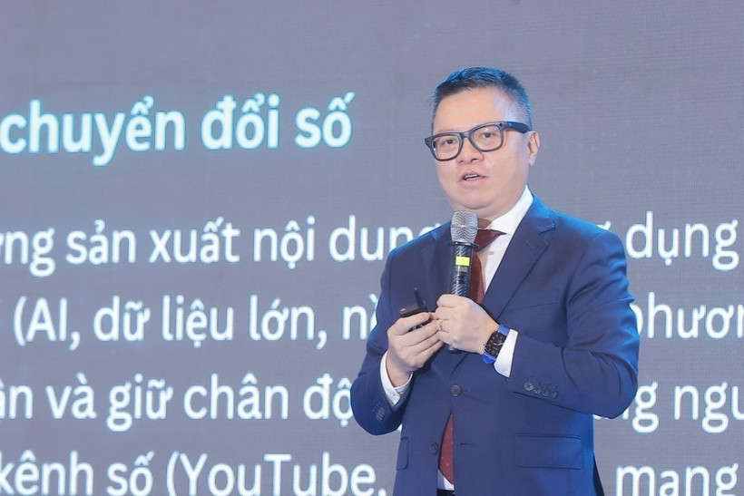 Ông Lê Quốc Minh, Phó trưởng Ban Tuyên giáo và Dân vận Trung ương, Chủ tịch Hội Nhà báo Việt Nam, Tổng Biên tập báo Nhân dân trình bày tham luận tại Diễn đàn. (Ảnh: Minh Quyết/TTXVN)