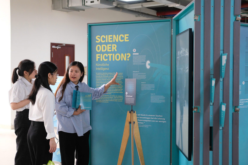 Triển lãm không chỉ mang lại cái nhìn tổng quan cho công chúng mà còn cung cấp chiều sâu tri thức cho những người quan tâm đến khoa học. (Ảnh: PV/Vietnam+)