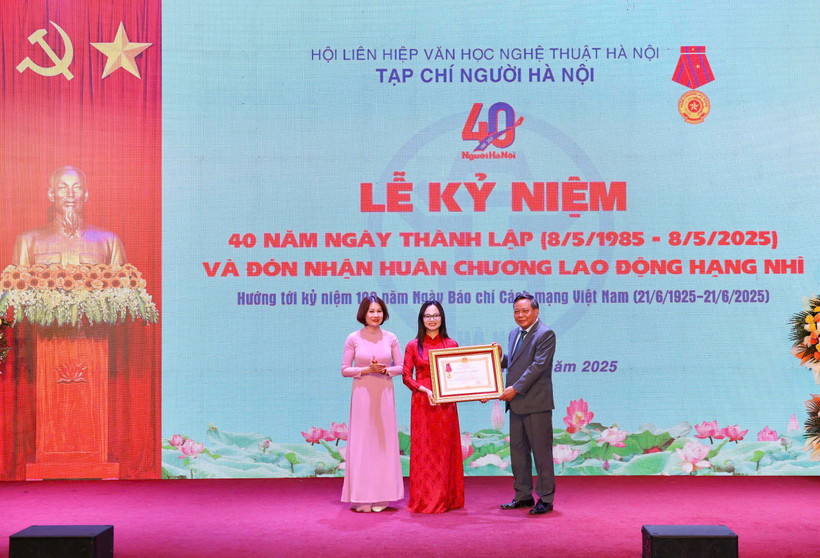 Tổng Biên tập Vương Minh Huệ đón nhận Huân chương Lao động hạng Nhì dành cho Tạp chí Người Hà Nội. (Ảnh: Đại Thắng/Vietnam+)