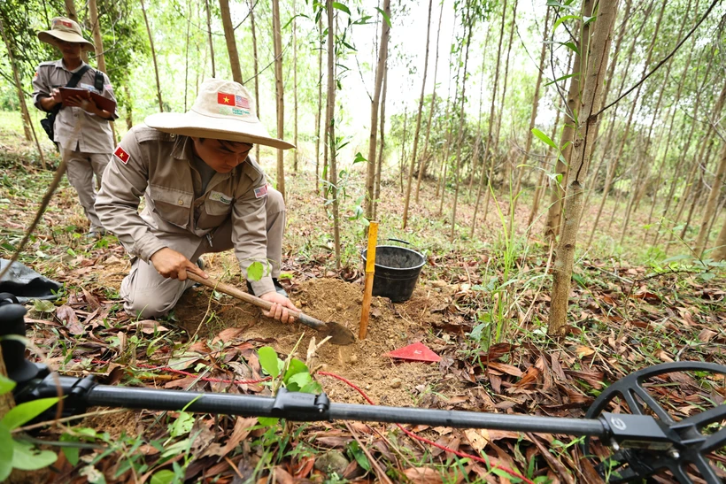 Đội rà phá, bom mìn BAC4 (PeaceTrees Quảng Trị) triển khai, làm sạch những diện tích đất đồi tại huyện Đakrông, đem lại đất sản xuất cho nhân dân. (Ảnh: Minh Đức/TTXVN)