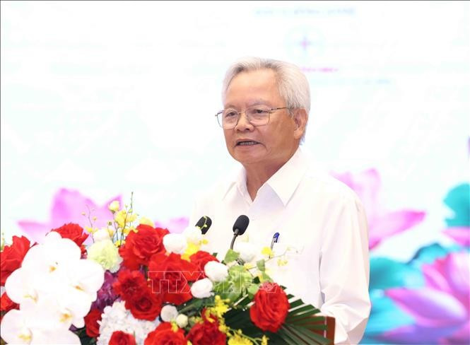 Giáo sư-Tiến sỹ Tạ Ngọc Tấn phát biểu tại Hội thảo khoa học quốc gia với chủ đề “100 năm Báo chí cách mạng Việt Nam đồng hành cùng sự nghiệp cách mạng vẻ vang của Đảng và dân tộc" ngày 30/5/2025. (Ảnh: Phương Hoa/TTXVN)