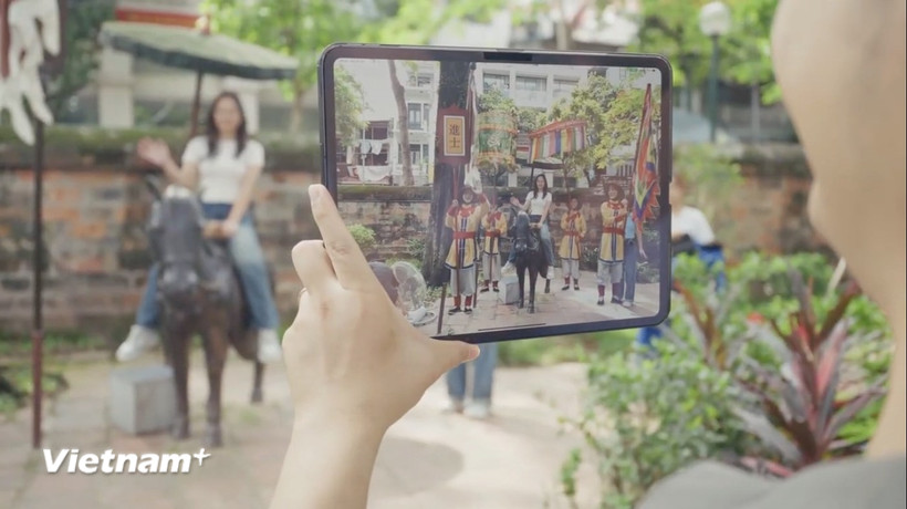 Hệ thống iPad và màn hình hiển thị chuyên dụng được chuẩn bị để du khách dễ dàng thao tác, trải nghiệm tìm hiểu về lịch sử. (Ảnh: PV/Vietnam+)