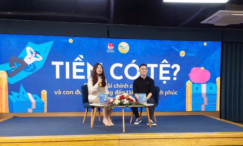 Tác giả Trần Công Danh chia sẻ trong buổi ra mắt sách ngày 15/3 tại Hà Nội. (Ảnh: Minh Thu/Vietnam+)